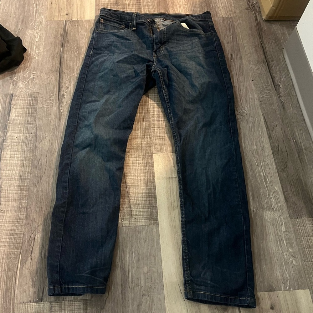 Men’s Levi dark wash stretchy straight leg jeans. Size 32x30.